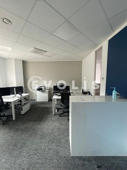 Office in Noisy Le Grand for lease - Building Photo - Image 2 of 4