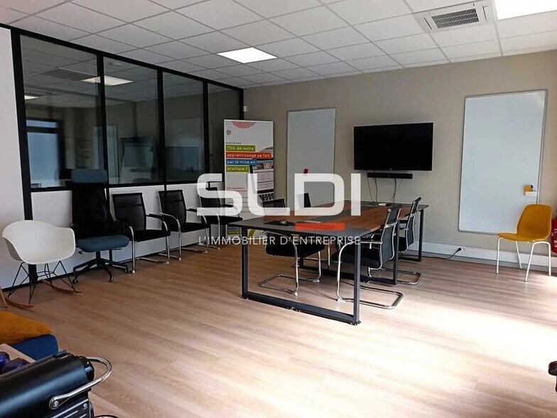 Office in Villeurbanne for lease - Interior Photo - Image 3 of 20