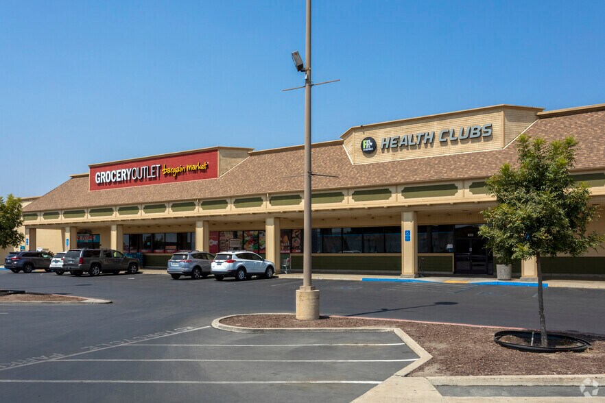 190 E Cross Ave, Tulare, CA à louer - Photo du bâtiment - Image 2 de 9