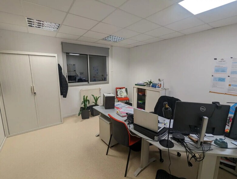 Office in Évreux for lease - Building Photo - Image 3 of 6