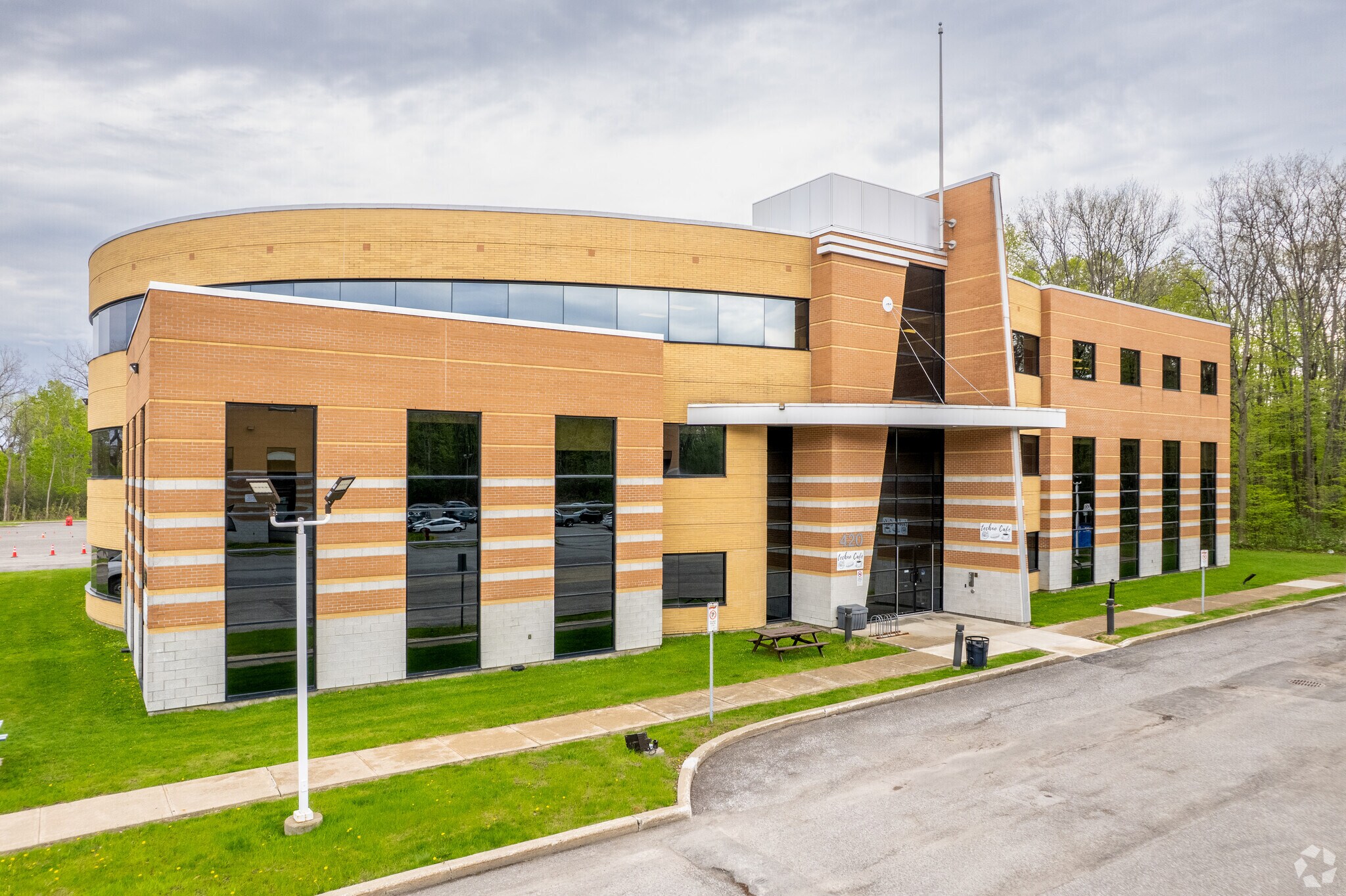 420 Boul Armand-Frappier, Laval, QC à louer Photo du bâtiment- Image 1 de 16