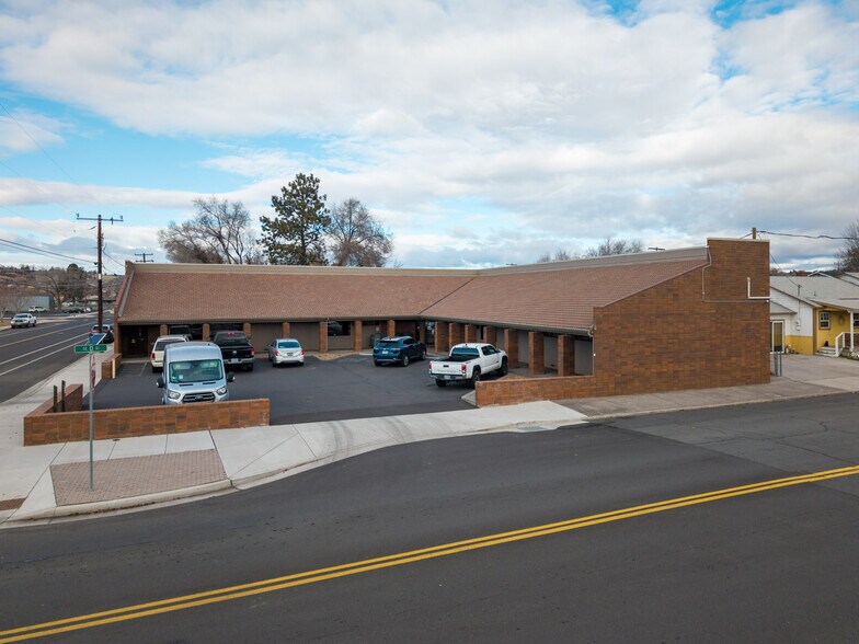 116 SE D St, Madras, OR à vendre - Photo du bâtiment - Image 3 de 10