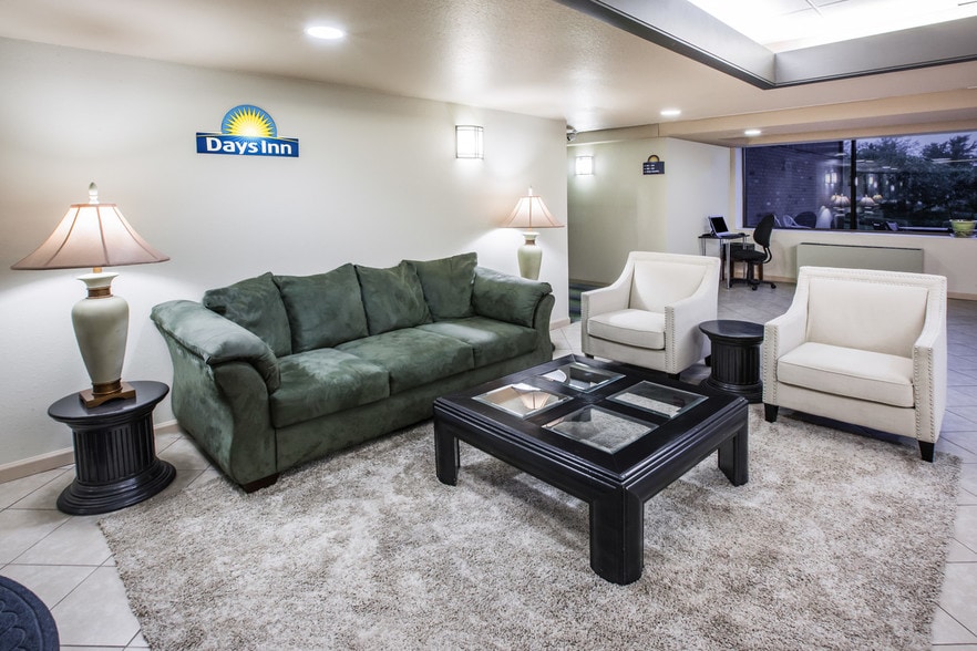 5217 Bay City Rd, Midland, MI for sale - Lobby - Image 3 of 15