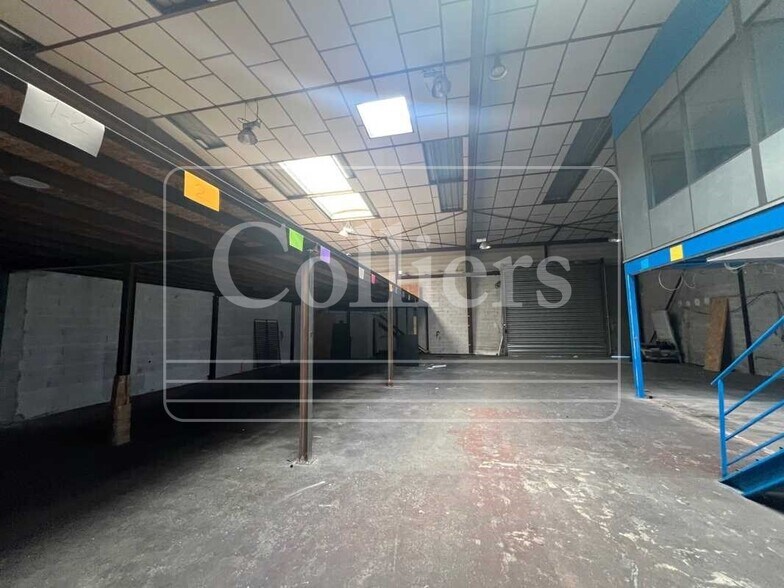 Flex in Vitrolles for lease - Interior Photo - Image 2 of 5