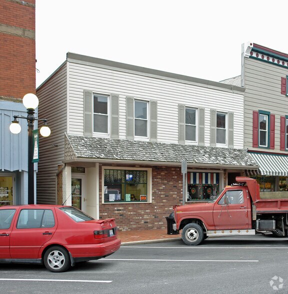 153 Park Ave, Amherst, OH à vendre - Photo du bâtiment - Image 2 de 2