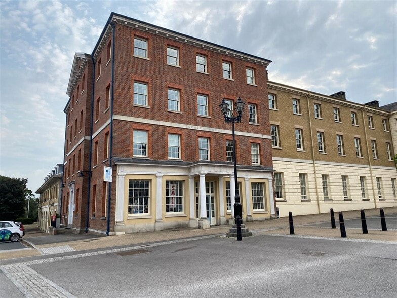 Queen Mother Sq, Dorchester for lease - Building Photo - Image 1 of 2