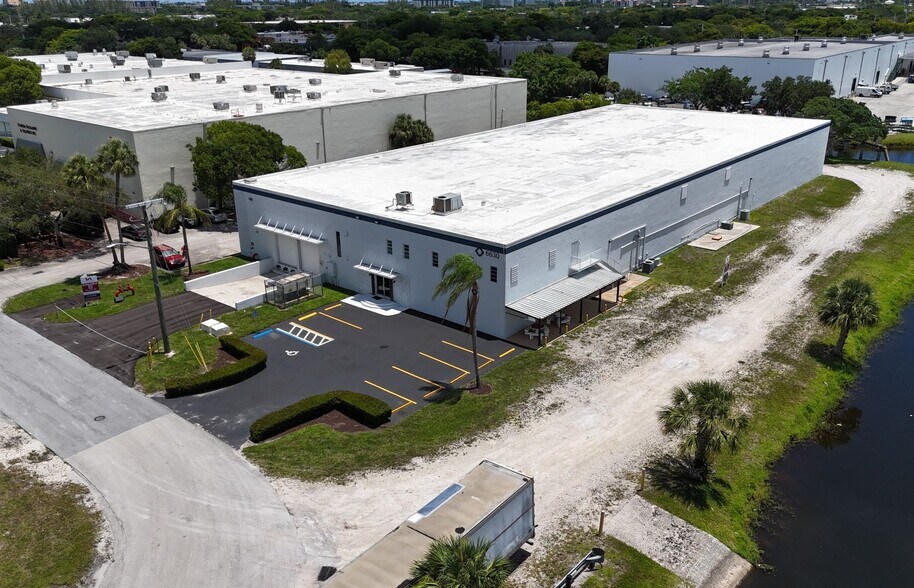 6630 NW 16th Ter, Fort Lauderdale, FL à louer - Photo du bâtiment - Image 2 de 32