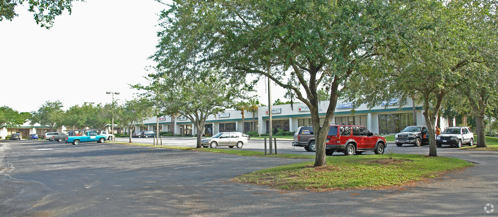 1560-1582 N Meadowcrest Blvd, Crystal River, FL for lease - Primary Photo - Image 1 of 1