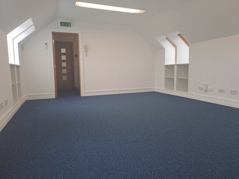19-25 Salisbury Sq, Hatfield for lease - Building Photo - Image 3 of 3