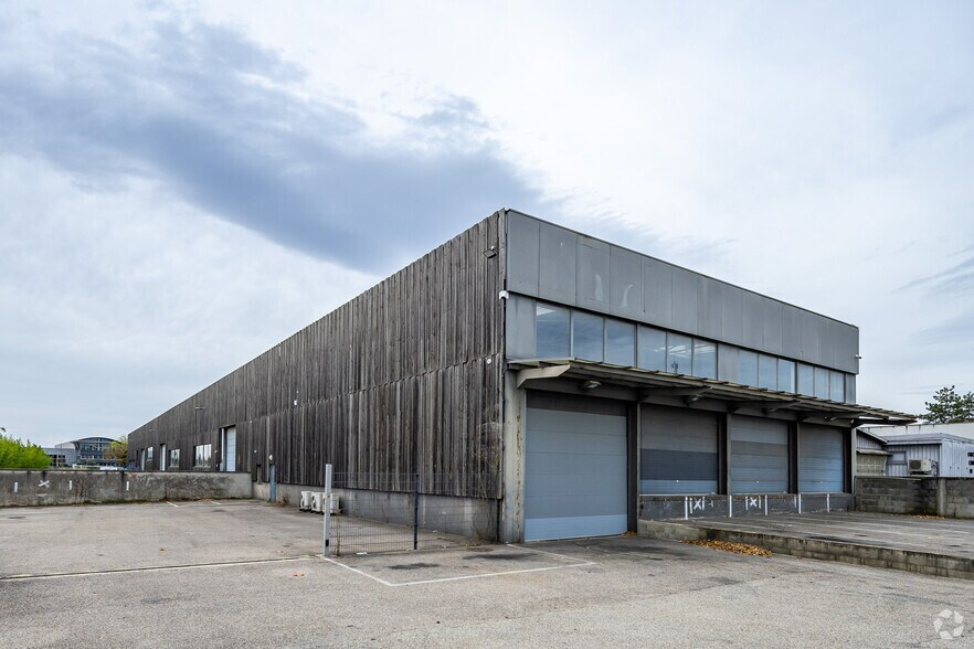 Flex in Saint-Priest for lease - Building Photo - Image 2 of 5