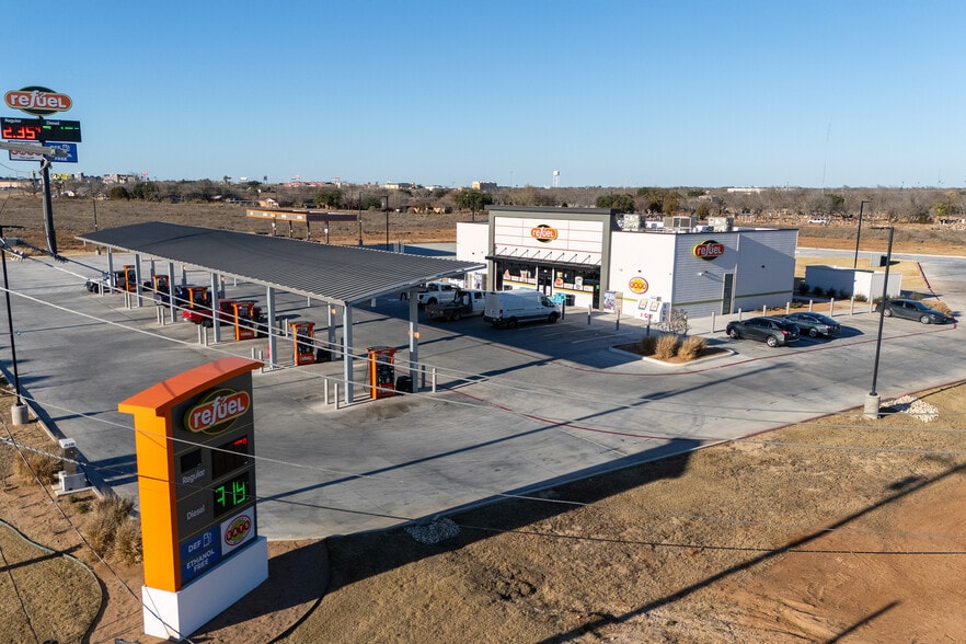 967 S Interstate 35, Pearsall, TX for sale - Primary Photo - Image 1 of 3