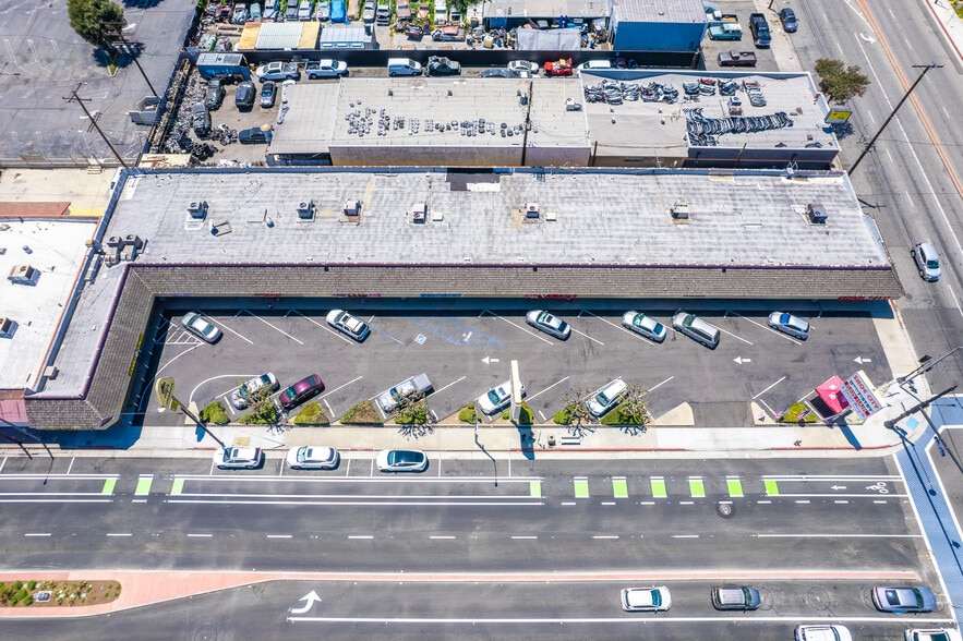 17401-17429 Bellflower Blvd, Bellflower, CA for lease - Building Photo - Image 3 of 15