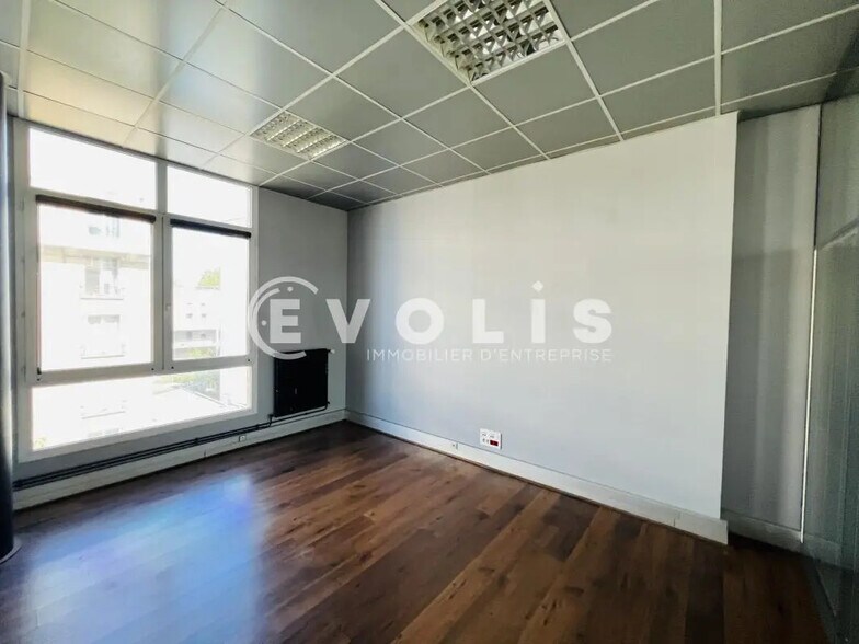 Office in Montreuil for lease - Interior Photo - Image 3 of 7