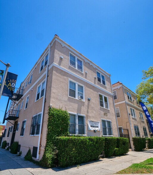 672 N Kenmore Ave, Los Angeles, CA à vendre - Photo du bâtiment - Image 3 de 16