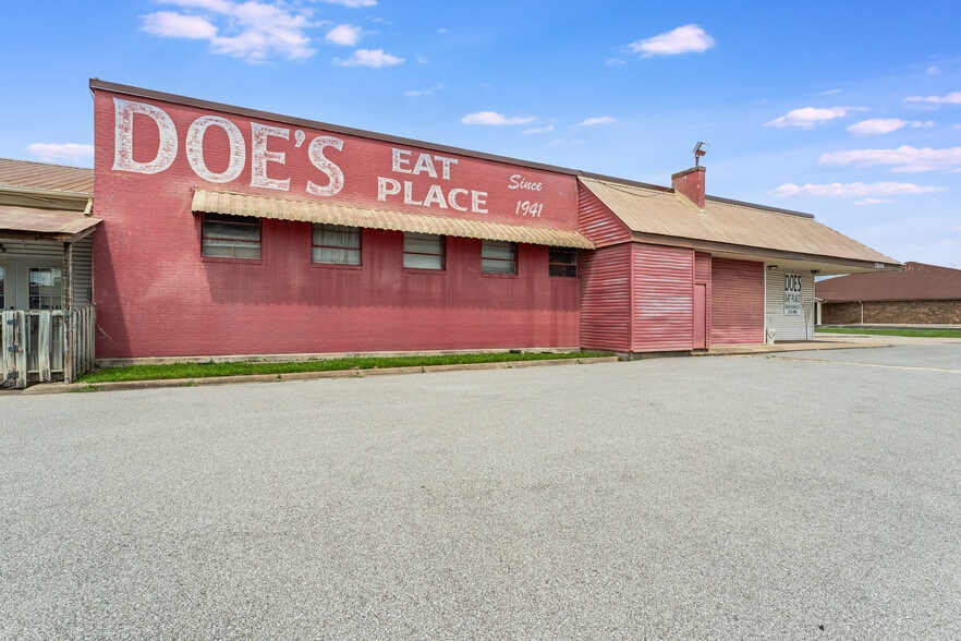 Doe's Eat Place portefeuille de 2 propriétés à vendre sur LoopNet.ca - Photo du bâtiment - Image 2 de 22
