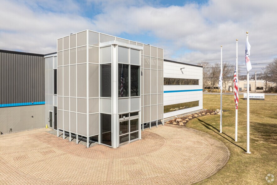 631 Airport Rd, Fall River, MA à louer - Photo du bâtiment - Image 2 de 6