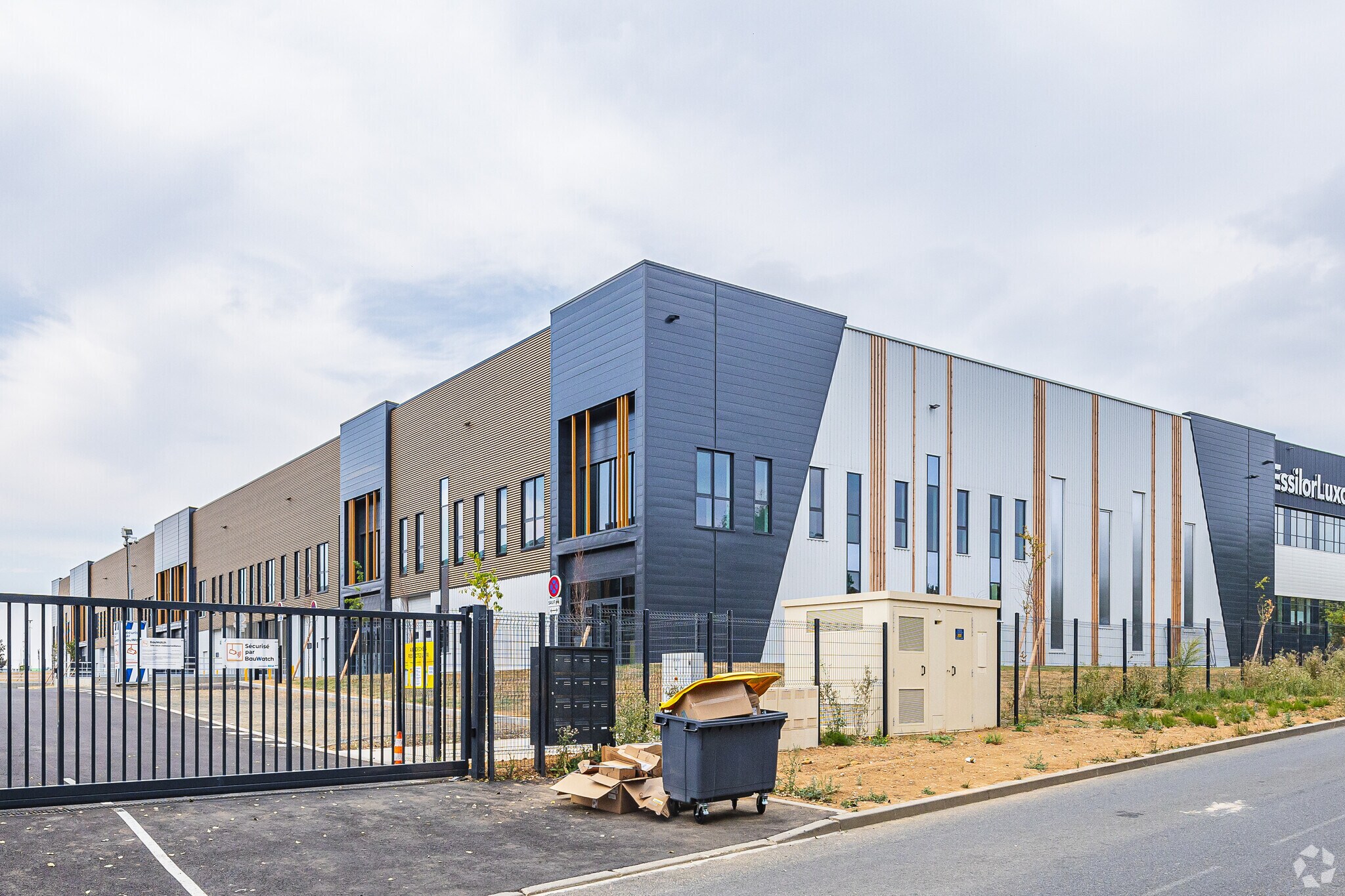 Avenue Jeanne Garnerin, Wissous for lease Primary Photo- Image 1 of 3