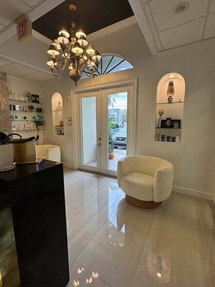 15429 N Florida Ave, Tampa, FL à louer - Photo du bâtiment - Image 3 de 25