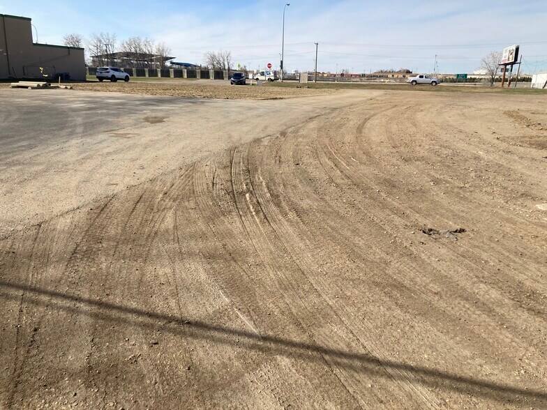 2500 Burdick Expy E, Minot, ND à vendre - Aérien - Image 2 de 6