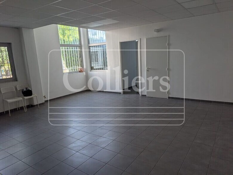 Flex in Vitrolles for lease - Interior Photo - Image 2 of 8