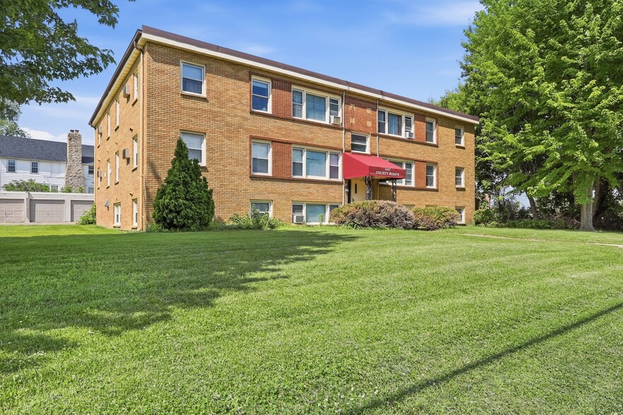 1647 County Road B W, Roseville, MN à vendre - Photo du bâtiment - Image 1 de 22