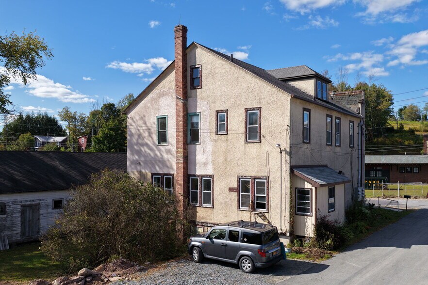 9 Mongaup Rd, Hurleyville, NY à vendre - Photo du bâtiment - Image 2 de 35