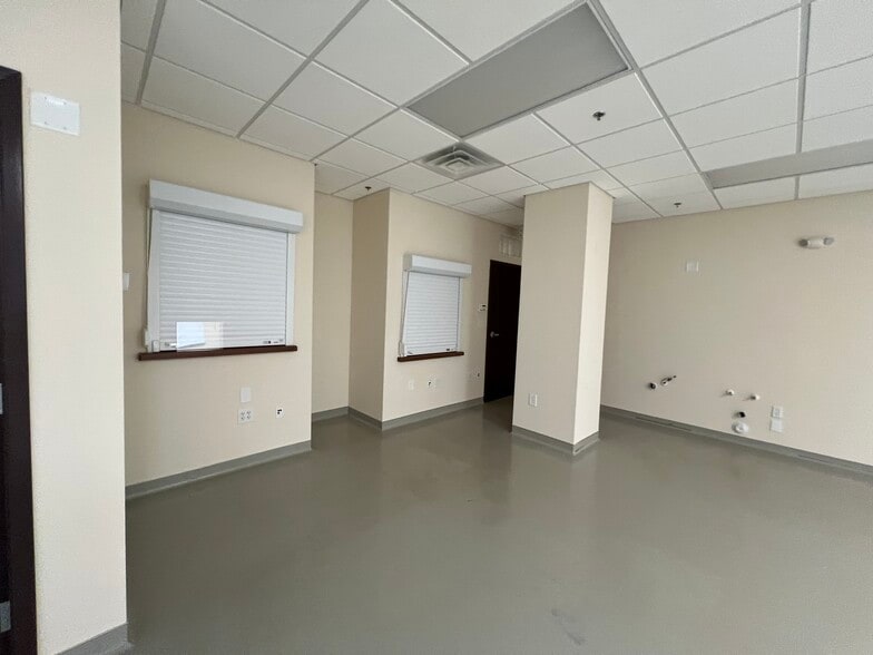 2350 Bentridge Ln, Fayetteville, NC for lease - Interior Photo - Image 2 of 9