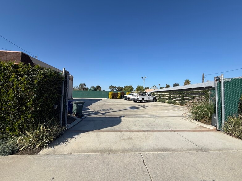 1101 E 25th St, Signal Hill, CA for lease - Building Photo - Image 2 of 14