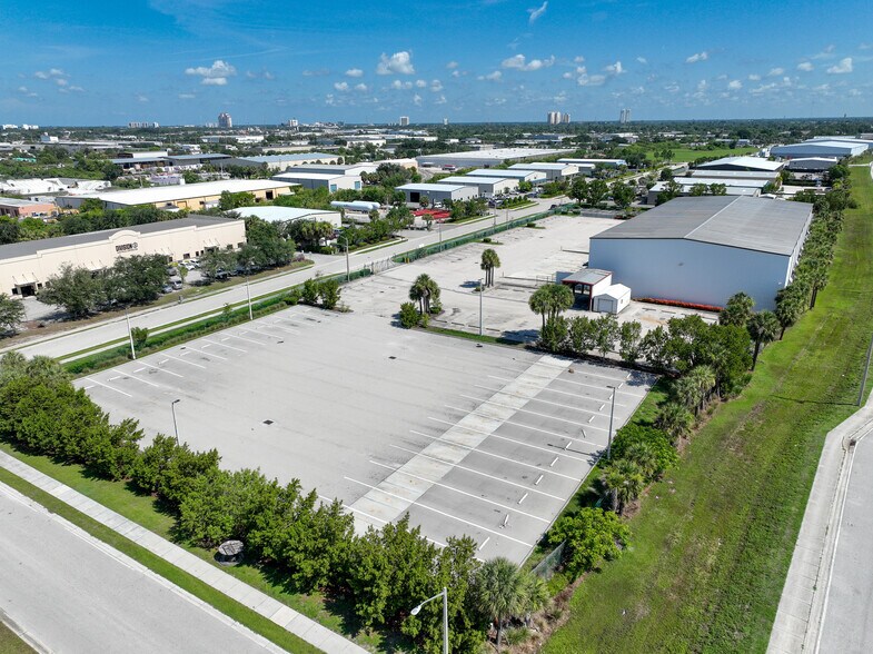 3843 Ironbridge Blvd, Fort Myers, FL à louer - Photo du bâtiment - Image 3 de 24
