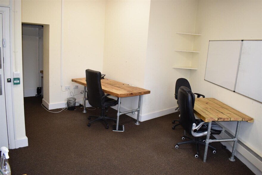 Ground Floor Office, G1, 15, The Broadway, Woodford Green à louer - Photo du bâtiment - Image 2 de 10