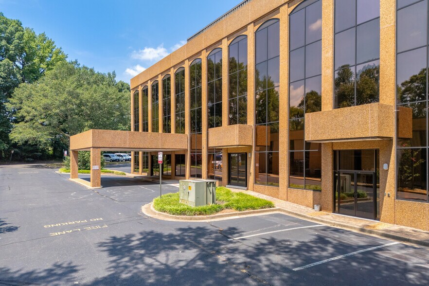 1701 E Parham Rd, Richmond, VA à vendre - Photo du bâtiment - Image 2 de 10