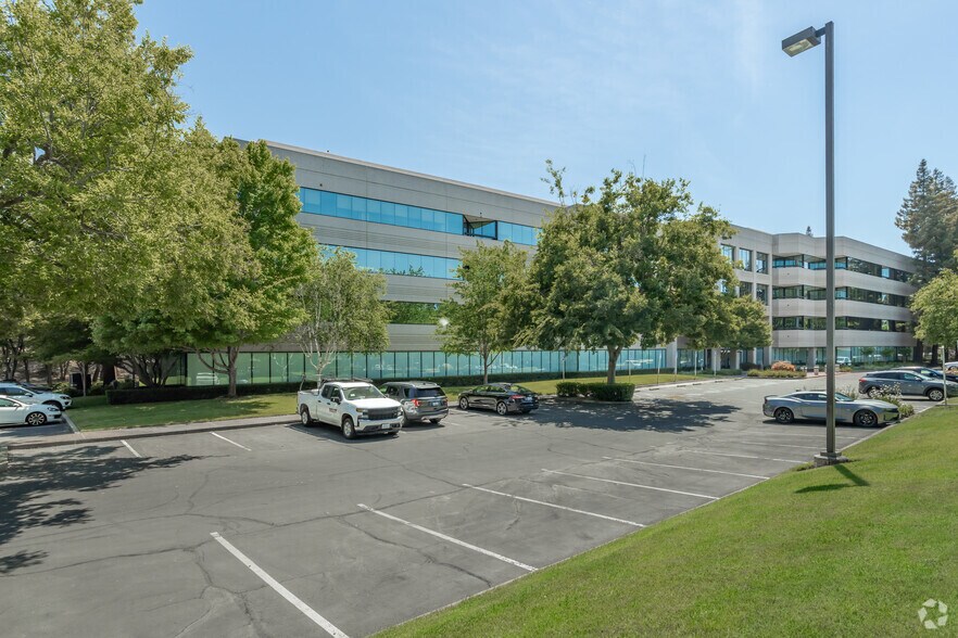 2150 River Plaza Dr, Sacramento, CA à louer - Photo du bâtiment - Image 2 de 16