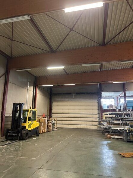 Flex in Lesquin for lease - Interior Photo - Image 3 of 3