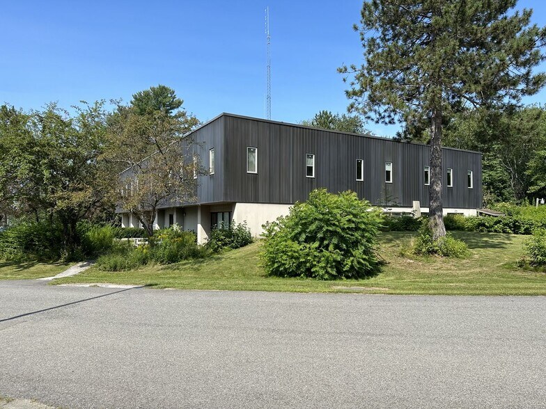15 Iron Rd, Hermon, ME à louer - Photo du bâtiment - Image 2 de 18