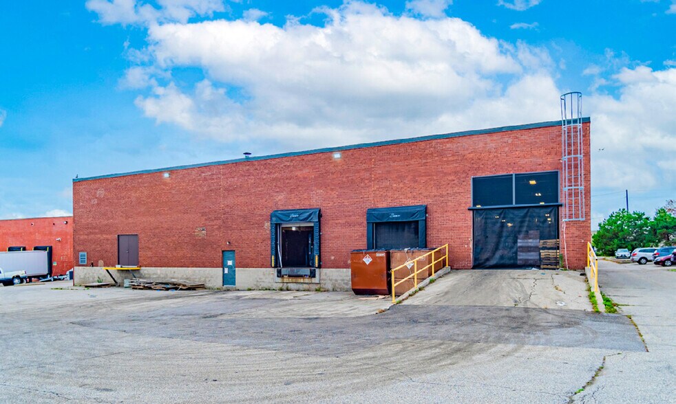 5655 Timberlea Blvd, Mississauga, ON à vendre - Photo du bâtiment - Image 2 de 3