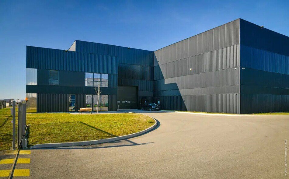 Office in Genas for lease - Building Photo - Image 3 of 8