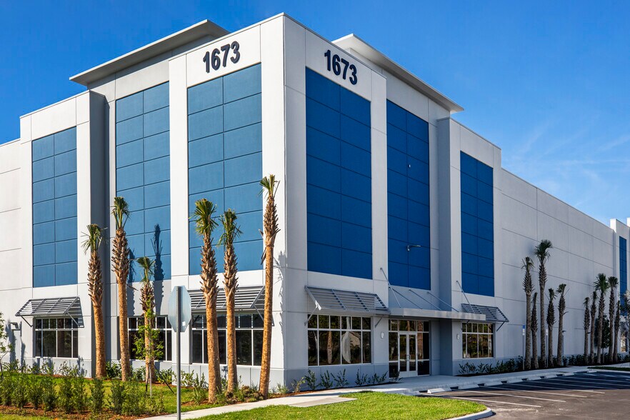 1715 Meathe Dr, West Palm Beach, FL à louer - Photo du bâtiment - Image 1 de 8