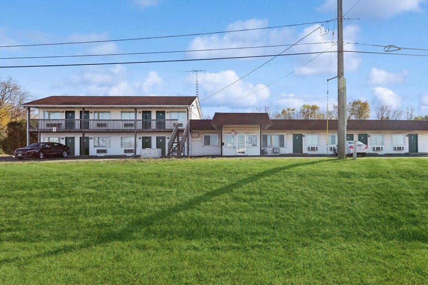 104 Stagecoach Trl, Yorkville, IL for sale - Building Photo - Image 1 of 3