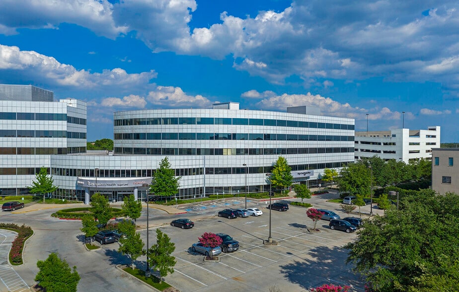 1327 Lake Pointe Pky, Sugar Land, TX for lease - Building Photo - Image 3 of 9