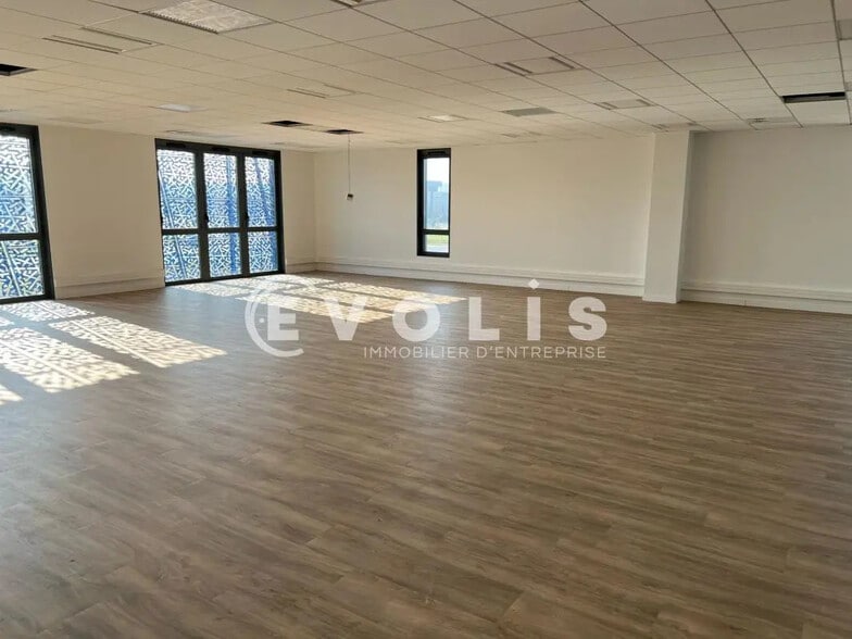 Office in Vaulx-Milieu for lease - Building Photo - Image 1 of 12