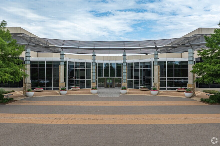 5340 Legacy Dr, Plano, TX à louer - Photo du bâtiment - Image 1 de 33