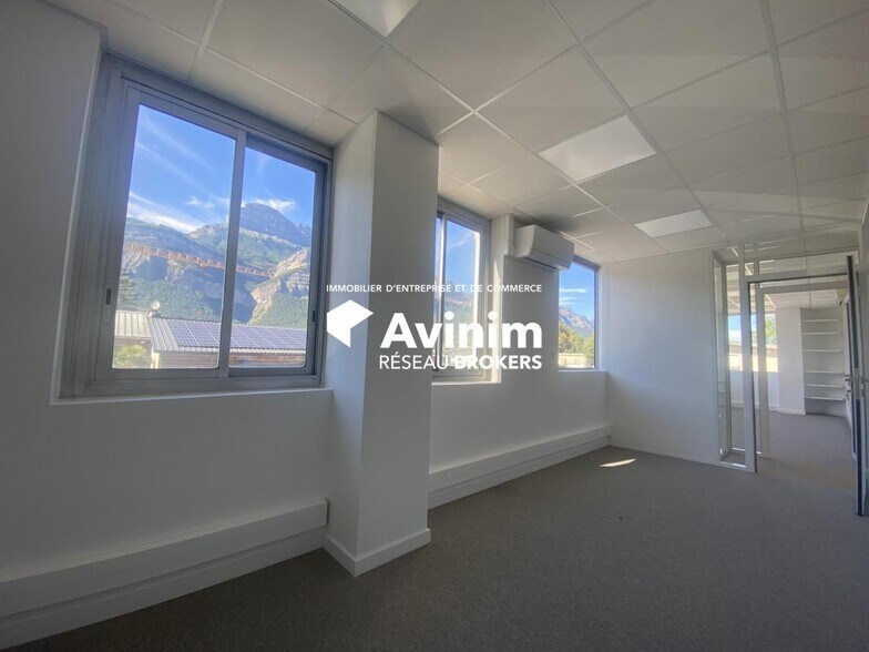 Office in Crolles for lease - Interior Photo - Image 3 of 9