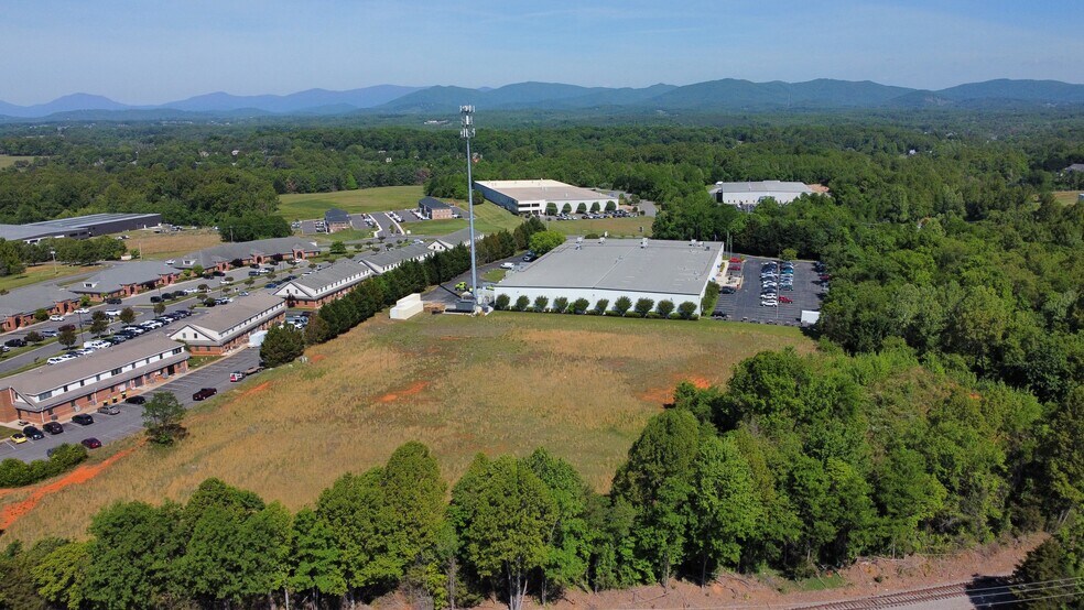 142 Vista Centre Dr dr, Forest, VA à louer - Photo du bâtiment - Image 2 de 4