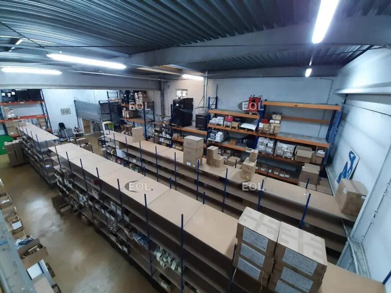 Flex in Villejuif for lease - Interior Photo - Image 3 of 11