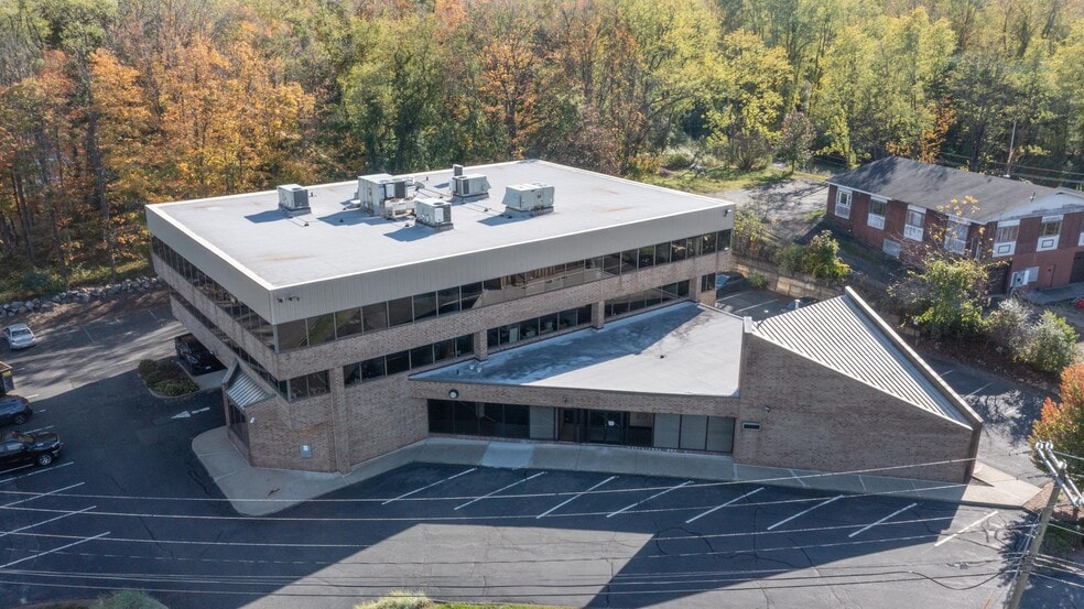 108 Mill Plain Rd, Danbury, CT for lease - Building Photo - Image 1 of 8