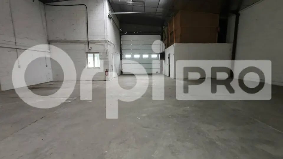 Flex in Saint-Michel-sur-Orge for lease - Interior Photo - Image 1 of 12