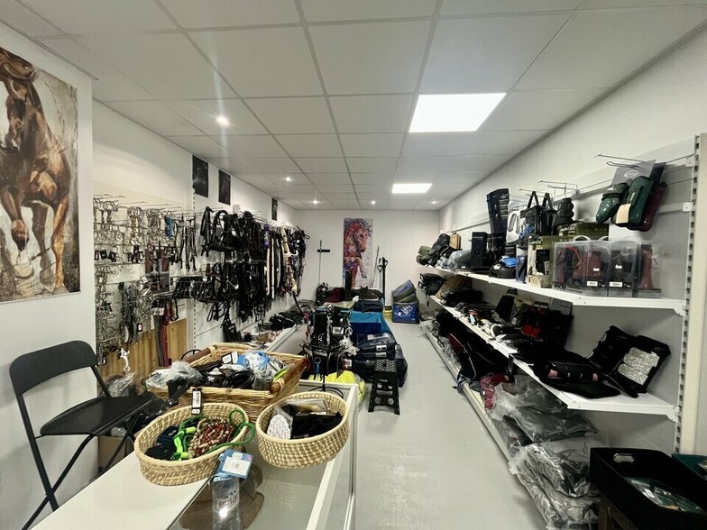 Retail in Velleron for lease - Interior Photo - Image 2 of 4