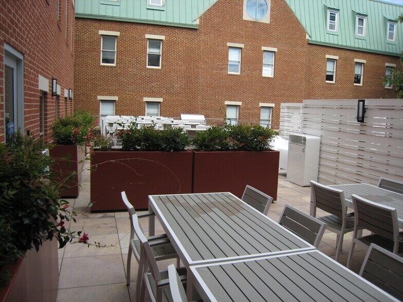 124 S West St, Alexandria, VA à louer - Photo du bâtiment - Image 3 de 13