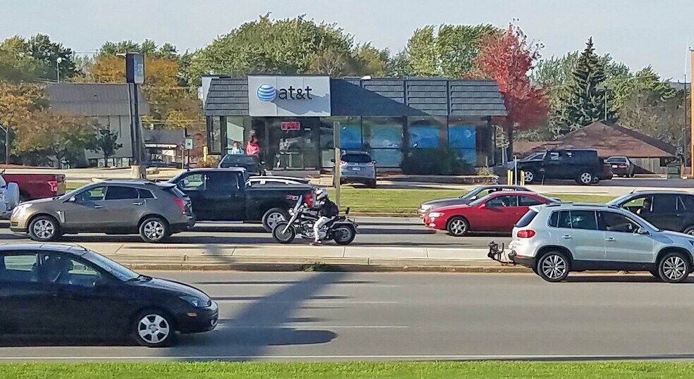 2202 E Moreland Blvd, Waukesha, WI à louer - Photo du bâtiment - Image 1 de 3