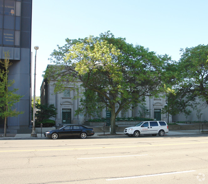 457 E Broad St, Columbus, OH for lease - Building Photo - Image 3 of 4